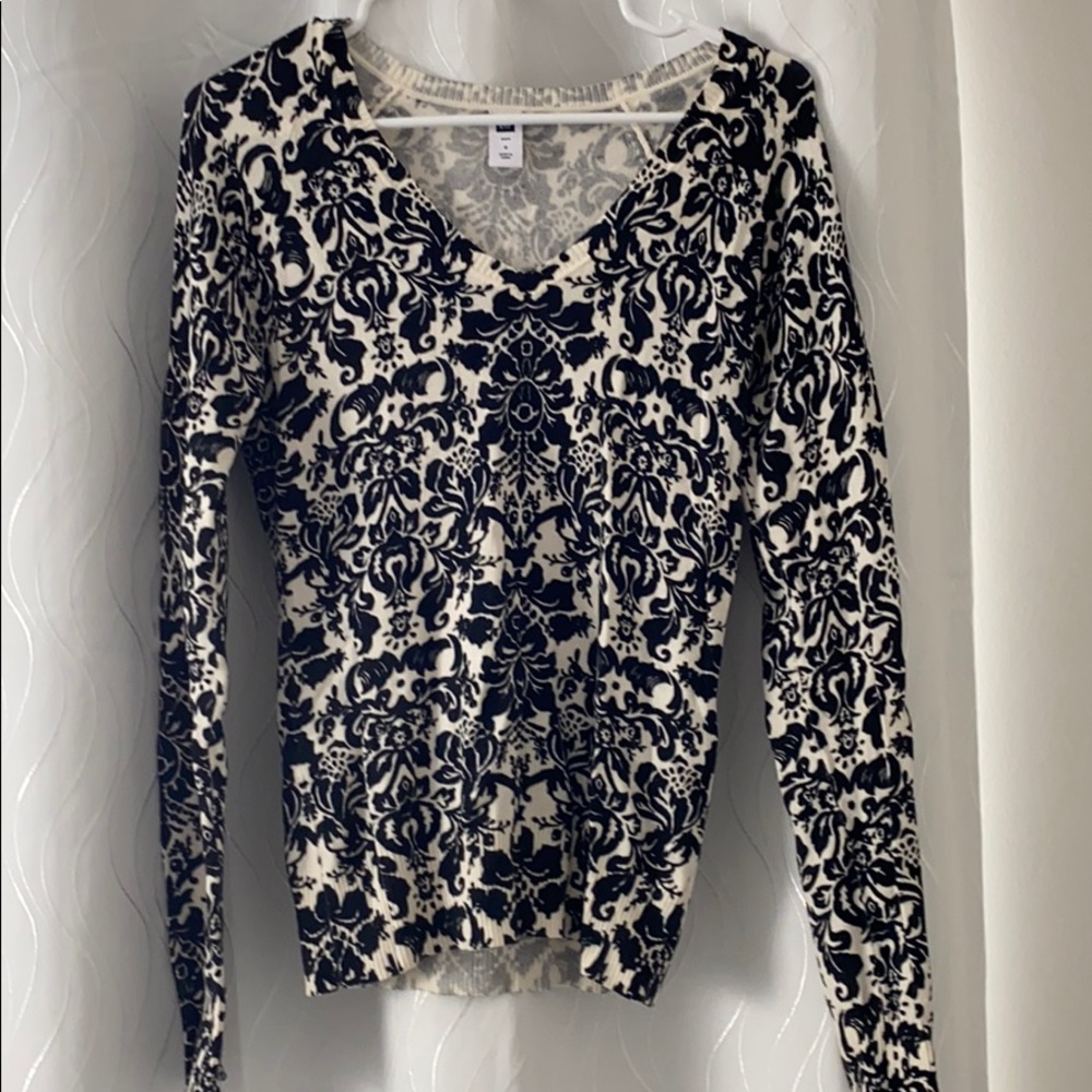 Gap sweater